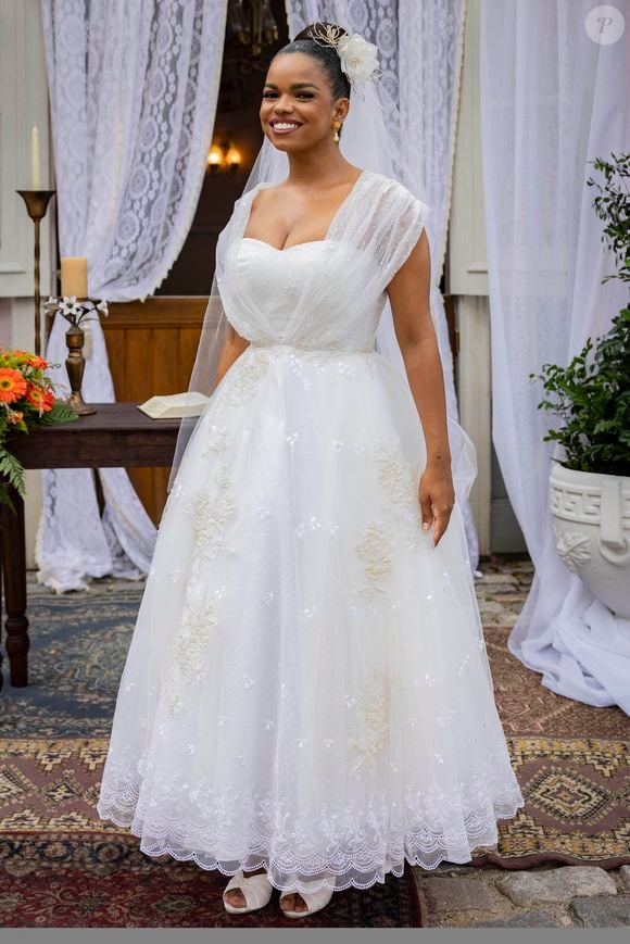Para quem quer trocar o salto alto pelo conforto no casamento, o Chuck Taylor All Star Floral Cano Baixo Branco surge como alternativa para combinar com o vestido de noiva sem abrir mão dos detalhes delicados