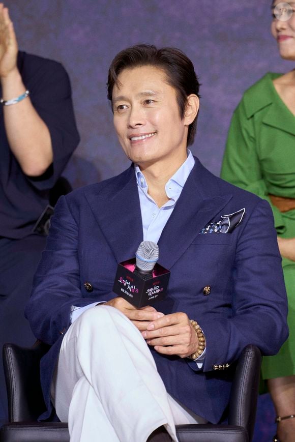Lee Byung-hun também mudou seu visual e está com o cabelo mais curto do que seu personagem