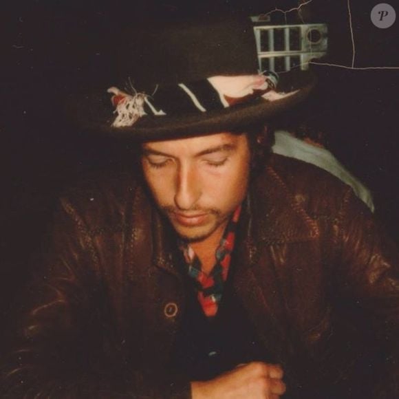 A trajetória de Bob Dylan atravessa o folk, o blues e o rock, com obras que marcaram gerações. Em 2016, recebeu o Prêmio Nobel de Literatura, um reconhecimento à força poética de sua produção musical