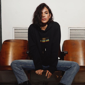 Bruna Marquezine é fã de tênis: atriz usa calça jeans com calçado branco estampado de solado mais alto, além de meia e moletom pretos. O look é perfeito para a transição entre o outono e o inverno.