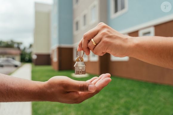Comprar uma casa em casal costuma ser vivenciado como uma grande aventura conjunta: uma hipoteca compartilhada, reformas, móveis escolhidos com carinho