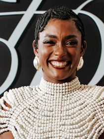 Rainha em 'A Nobreza do Amor', Erika Januza aposta em colar comprado em viagem para jantar de gala com Juliana Alves e mais famosos: 'Veio da África do Sul'. Fotos!