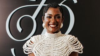 Rainha em 'A Nobreza do Amor', Erika Januza aposta em colar comprado em viagem para jantar de gala com Juliana Alves e mais famosos: 'Veio da África do Sul'. Fotos!