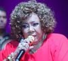 Noveleira assumida, Alcione fica inconformada, detona último capítulo de 'Vale Tudo' em show e é ovacionada: 'Me dar um final daquele?'