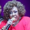 Noveleira assumida, Alcione fica inconformada, detona último capítulo de 'Vale Tudo' em show e é ovacionada: 'Me dar um final daquele?'