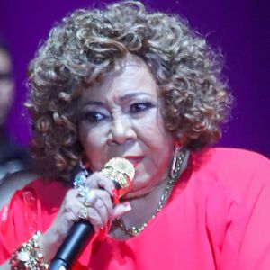 Noveleira assumida, Alcione fica inconformada, detona último capítulo de 'Vale Tudo' em show e é ovacionada: 'Me dar um final daquele?'