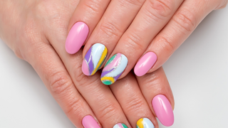 Você não vai querer procurar outro tipo de nail art para o Lollapalooza depois de descobrir esta dica incrível para ter unhas lindas e criativas