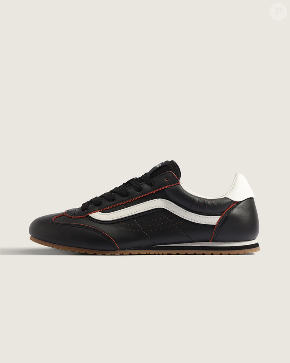 O novo Vans Super Lowpro Pop Black Red aposta no visual retrô dos anos 80 e surge como uma alternativa mais sofisticada ao tradicional All Star
