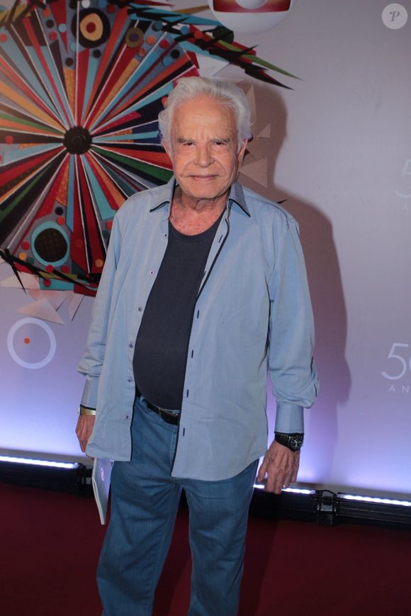 Durante a operação, os policiais apreenderam três tijolos de maconha, um revólver calibre .38 municiado, outro revólver sem registro, dois simulacros de pistola, uma espingarda de pressão, um pé de maconha e R$ 318 em dinheiro.