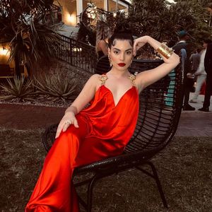 Vestido vermelho, como este usado por Gkay, é boa aposta para ter sorte em 2025, diz sensitiva