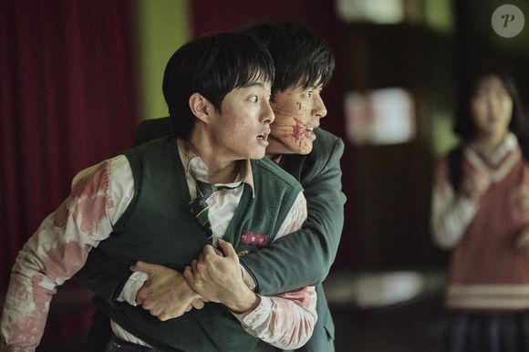 Enquanto lutam contra zumbis, os sobreviventes tentam a todo custo sair da escola, mas a epidemia já se espalhou