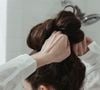 Para ganhar volume desde a raiz, vale dormir com um coque alto e sem tensão. O penteado ajuda a afastar os fios da cabeça e, quando o cabelo for solto pela manhã, estará muito mais leve e volumoso