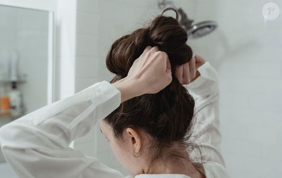 Para ganhar volume desde a raiz, vale dormir com um coque alto e sem tensão. O penteado ajuda a afastar os fios da cabeça e, quando o cabelo for solto pela manhã, estará muito mais leve e volumoso