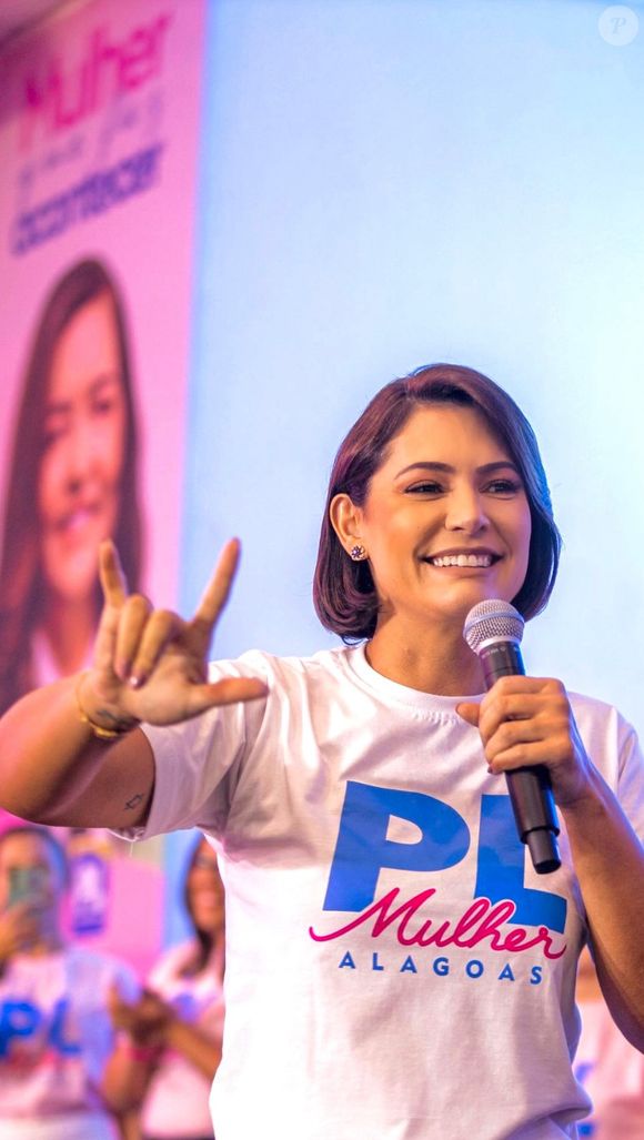 Michelle Bolsonaro teve o pedido atendido pelo desembargador Álvaro Ciarlini, que determinou a retirada de dois vídeos com as afirmações. As informações são do site Poder360