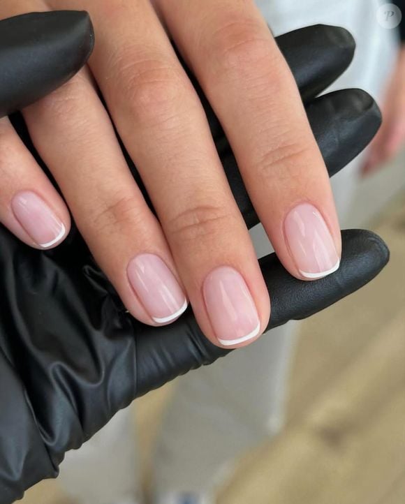 Unhas com francesinhas e esmalte nude nunca saem de moda