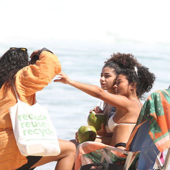 Bella Campos e Samantha Jones têm dia de gravação na praia de São Conrado