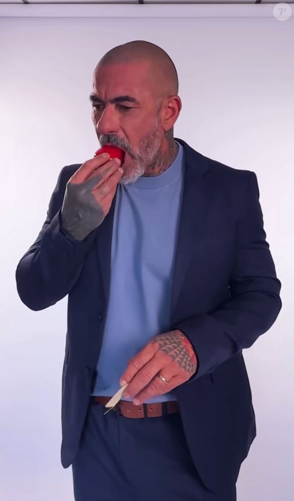 Henrique Fogaça também experimentou morango do amor e achou muito doce