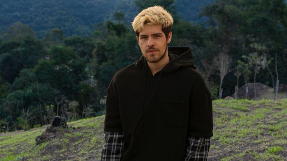 Resumo da novela 'Três Graças', capítulo de segunda-feira 27 de outubro: namorado de Joélly, Raul sofre nova ameaça de Bagdá