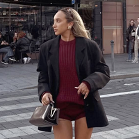 Nem preto, nem chocolate: as botas de cano alto que farão sucesso em 2026 são cor cereja e vestem como uma luva