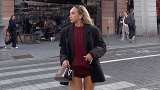 Nem preto, nem chocolate: as botas de cano alto que farão sucesso em 2026 são cor cereja e vestem como uma luva