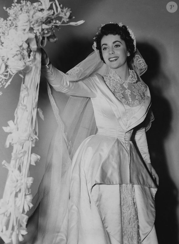 A atriz britânica Elizabeth Taylor também já vestiu o clássico vestido de noiva branco para seu papel no filme “O Pai da Noiva”, em Hollywood, Califórnia, em 20 de abril de 1950