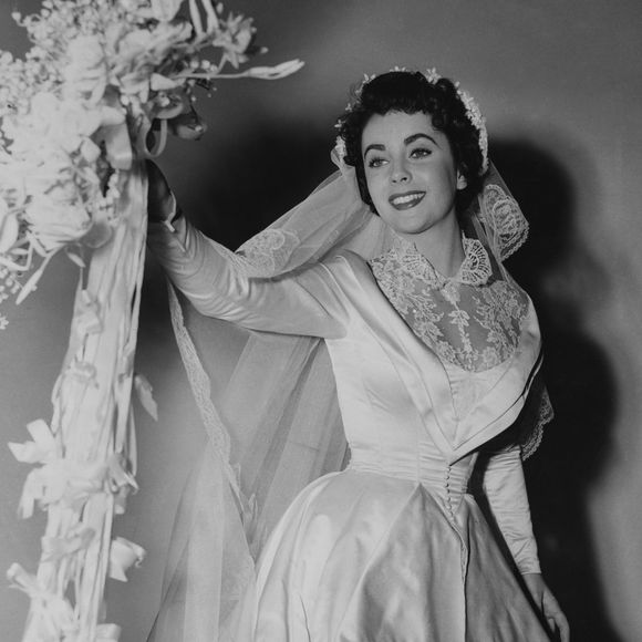 A atriz britânica Elizabeth Taylor também já vestiu o clássico vestido de noiva branco para seu papel no filme “O Pai da Noiva”, em Hollywood, Califórnia, em 20 de abril de 1950