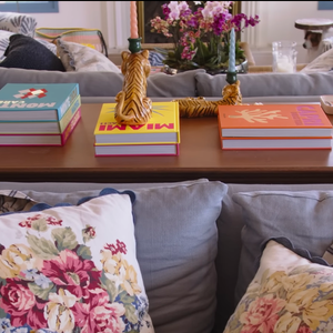 Estampas e decorações deixam a mansão de Chay Suede com cara de 'casa de vó'