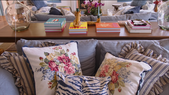 Estampas e decorações deixam a mansão de Chay Suede com cara de 'casa de vó'