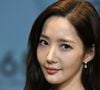 Park Min-young não dispensa o uso de máscaras faciais e também faz o uso do 'disco de algodão mágico', que tem um lado áspero que, segundo ela, promove uma limpeza profunda na pele