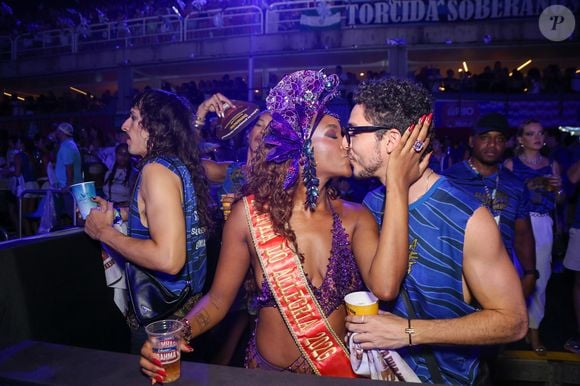 Beijão: Iza e ator Joõ Vitor Silva protagonizam flagra romântico em camarote