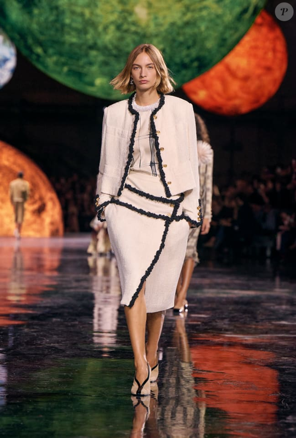 'O desfile Primavera Verão 2026 da Chanel apresentou uma tendência de cabelos
volumosos com textura natural', conta o hair stylist Christophe Dendaletche, da Werner