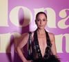 Camila Pitanga posou super elegante com um vestido repleto de plumas e transparência, durante o lançamento de 'Dona de Mim'.