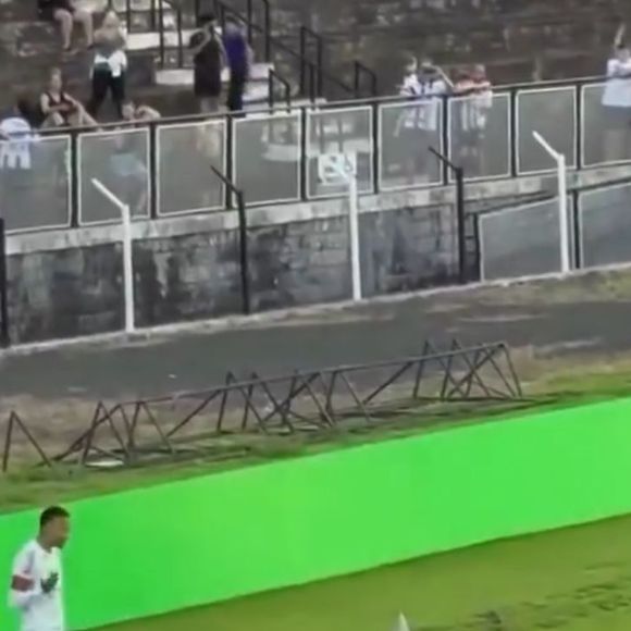 Neymar se preparava para cobrar um escanteio quando a torcida rival gritava o nome de Bruna Marquezine