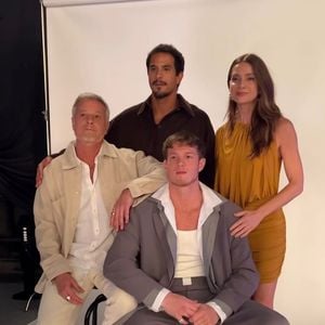 Letícia Spiller reúne o ex-marido Marcello Novaes, o filho Pedro e o enteado Diogo em clima de confraternização na tradicional vinheta de fim de ano da Globo