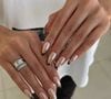 Minimalistas, mas impactantes, as unhas cromadas continuam em alta.