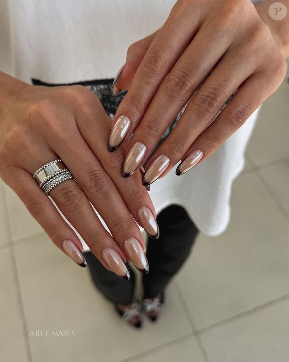 Minimalistas, mas impactantes, as unhas cromadas continuam em alta.