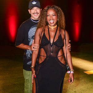 Iza exibiu o corpo cheio de curvas em um vestido ousado
