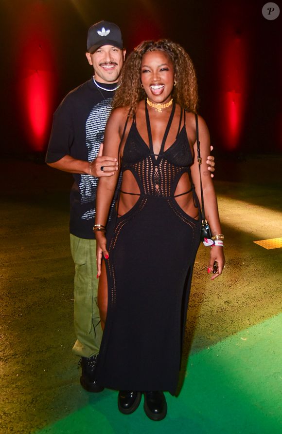 Iza exibiu o corpo cheio de curvas em um vestido ousado