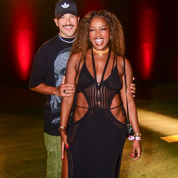 Iza exibiu o corpo cheio de curvas em um vestido ousado