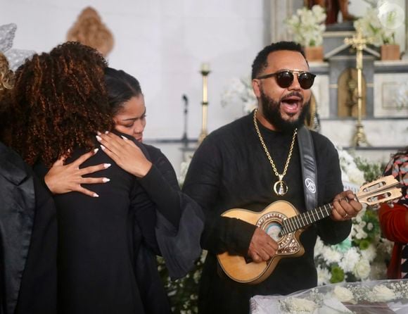 Dudu Nobre chegou vestido de preto e visivelmente abatido ao velório da mãe, Anita Nobre, realizado nesta terça-feira (11), no Cemitério São João Batista, no Rio de Janeiro.