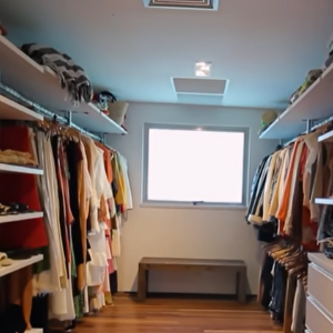 Closet de uma das sete suítes da mansão de Marcio Garcia
