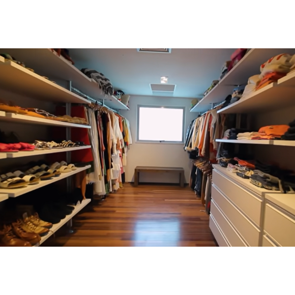 Closet de uma das sete suítes da mansão de Marcio Garcia