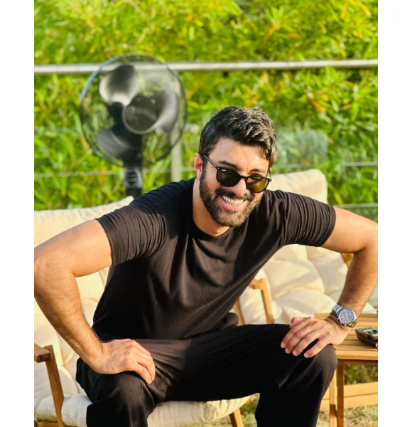 Engin Akyürek: Nascido em 12 de outubro de 1981, ele recebeu uma indicação ao Emmy de Melhor Ator em 2015 por seu papel na série 'Kara Para Aşk' (em inglês, ' Black Money Love '). O galã é conhecido por seu sorriso sincero.