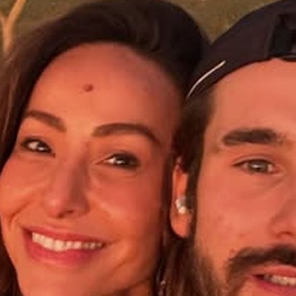 Sabrina Sato explica que Nicolas Prattes está em meio a gravações da novela