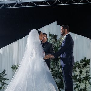 Sidney Sampaio e Luana Sales oficializaram a união religiosa em uma celebração avaliada em cerca de R$ 500 mil