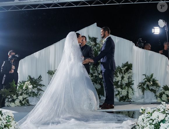 Sidney Sampaio e Luana Sales oficializaram a união religiosa em uma celebração avaliada em cerca de R$ 500 mil