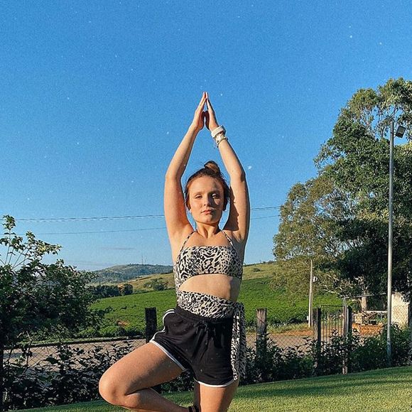'Ioga é um dos meus maiores hobbies na quarentena. Eu amo', contou Larissa Manoela no passado