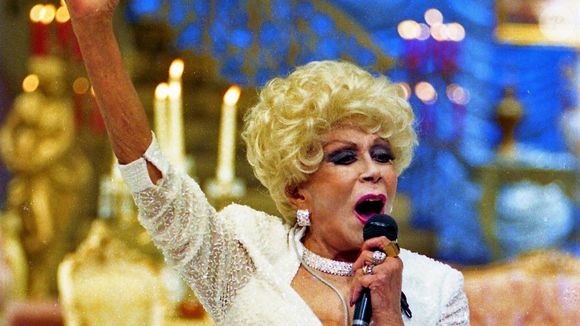Dercy Gonçalves foi convidada para ensaio nu aos 94 anos por Oscar Maroni