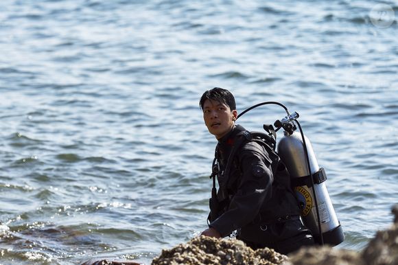 Jun-ho segue na busca pela ilha, não conta que tem um traidor entre seus aliados atrapalhando seus planos