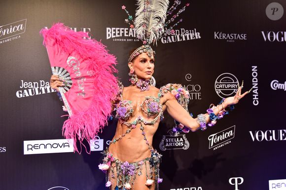 Deborah Secco levou o universo de Bridgerton para o Carnaval com um figurino cheio de camadas, romantismo e atitude no Baile da Vogue.
